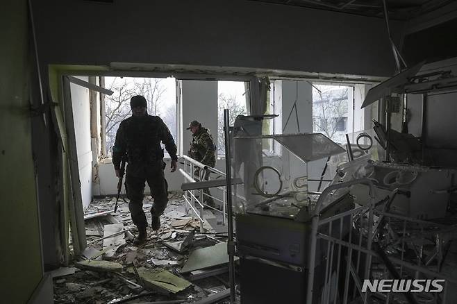 [마리우폴=AP/뉴시스] 9일(현지시간) 우크라이나 마리우폴에서 우크라이나 군인들이 러시아군의 포격으로 파손된 산부인과 병원 내부를 둘러보고 있다. 볼로디미르 젤렌스키 우크라이나 대통령은 "아이들과 사람들이 병원 잔해에 깔려 있다"라며 러시아군의 산부인과 병원 공격을 "잔혹 행위"라고 비난했다. 2022.03.10.