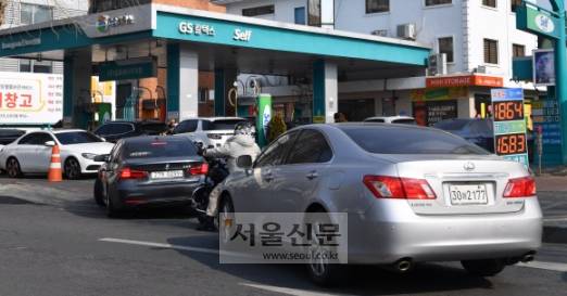 치솟는 기름값… 저렴한 주유소는 ‘북적’ - 우크라이나 사태로 유가가 급등하는 가운데 운전자들이 9일 비교적 저렴한 서울의 한 주유소를 찾아 주유 순서를 기다리고 있다. 박지환 기자