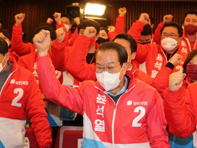 권영세 국민의힘 총괄선대본부장을 비롯한 당직자들이 10일 새벽 서울 여의도 국회도서관에 마련된 '국민의힘 제 20대 대통령선거 개표상황실'에서 윤석열 후보가 역전을 하자 환호를 하고 있다./권욱기자. 2022.03.10
