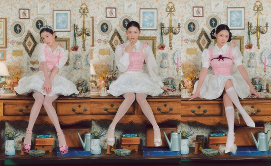 Group Red Velvet presents differentiated music colors with its new mini-album title song Feel My Rhythm.Red Velvets new mini album The ReVe Festival 2022 - Feel My Rhythm (The Reeve Festival 2022 - Phil My Rhythm), which will be released on the 21st, will feature a total of six songs with the same name, including the title song Feel My Rhythm.The title song Feel My Rhythm is a pop dance song that samples Bachs Air On The G String, and shows a combination of delicate and elegant string melodies, intense trap beats and fantastic vocal charm.In addition, the lyrics lively solve the journey that freely enjoys the time and space along the song, doubling the conceptual charm of Red Velvet.In this regard, the teaser image, which is sequentially released through various SNS of Red Velvet, is getting a hot response with the unique visual of Red Velvet, which has turned into a ballerina on the orgol.Photo: SM Entertainment