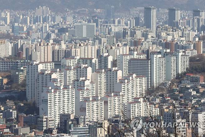 서울 남산에서 내려다 본 아파트 등 주택 밀집 지역 모습 [연합뉴스 자료사진]