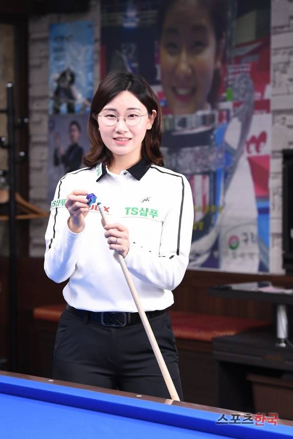 당구선수 이미래가 8일 경기도 분당구 서현동의 미래당구클럽에서 포즈를 취하고 있다. 사진=이혜영 기자 lhy@hankooki.com