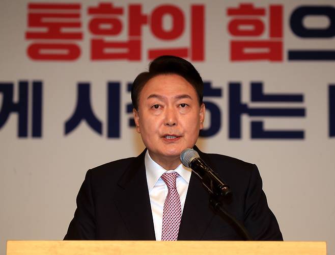 윤석열 제20대 대통령 선거 당선인이 지난 10일 오전 서울 여의도 국회도서관 대강당에서 당선인사 기자회견을 하고 있다. /뉴스1