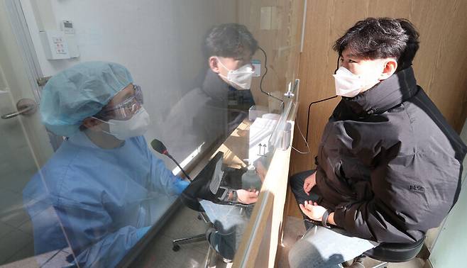 지난달 3일 호흡기전담클리닉을 운영중인 강남구 역삼동 하나이비인후과병원에서 의료진이 코로나 진료를 하고 있다. 사진공동취재단