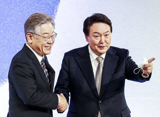 이재명 더불어민주당 대선후보(왼쪽)와 윤석열 국민의힘 대선후보가 지난해 11월 기념촬영을 하고 있다. 중앙포토