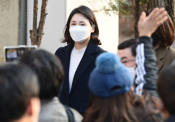 이재명 더불어민주당 대선 후보의 배우자인 김혜경씨가 9일 오후 경기 성남 분당구 초림초등학교에 마련된 수내1동 제2투표소에서 투표를 마친 뒤 자택으로 이동하며 지지자들을 바라보고 있다. 뉴스1