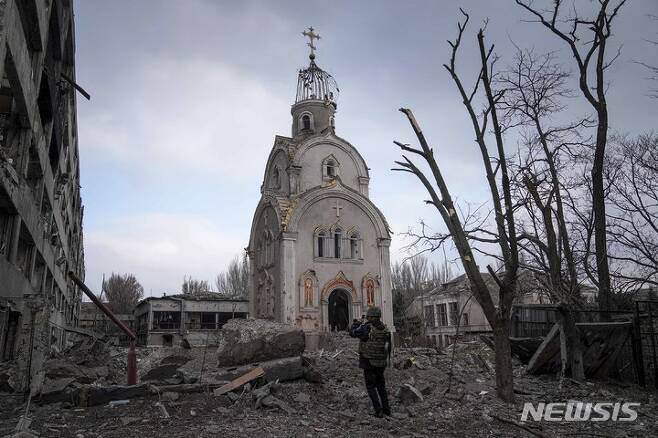 [마리우폴=AP/뉴시스] 10일(현지시간) 러시아군이 우크라이나 마리우폴 주택가에 포격을 가한 후 한 우크라이나 군인이 파손된 교회 사진을 찍고 있다. 미 국방부 관계자는 "러시아군이  전세를 뒤집기 위해 장거리 포격을 늘리고 있다"라고 전했다. 2022.03.11.