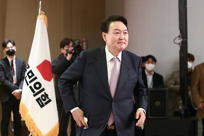 윤석열 제20대 대통령 당선인이 3월10일 국회 도서관에서 열린 국민의힘 선대본부 해단식 에 참석해 단상으로 올라오고 있다.ⓒ시사저널 박은숙