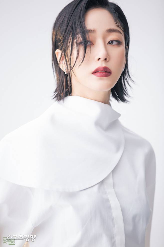 Actor Kim Hyo-jins new pictorial was impressed.Kim Hyo-jins agency, Tree Actors, released a photo behind-the-scenes photo of Kim Hyo-jin, who decorated the March issue of Styler Magazine, on the 11th. Kim Hyo-jin, who turned into a single knife, has a basic look and another atmosphere.Kim Hyo-jin produced another aura in this single-shot photo, which was a charm in the black suit, and a picture of the contrast between white shirt and red lip.In the following full-length photographs, he boasted a ratio as good as the model and digested colorful accessories like his own clothes.Kim Hyo-jin showed various charms of elegance and charisma with deep eyes and facial expressions. According to styling, he showed Kim Hyo-jins power as a pictorial craftsman, the agency explained.The unwavering visuals and deeper weight of the drama show the new prime as an actor, the agency said. Kim Hyo-jin, who is inspiring the image transformation that brings out the admiration of each work, is expected to bring another surprise in his next film, Model Detective 2.