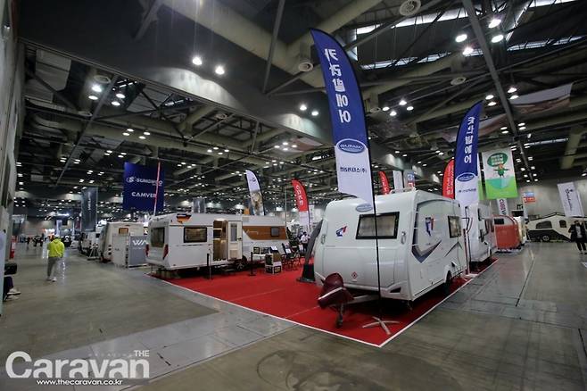 스타 카라반 부스에는 비스너 하모니, 카라발에어, 어닝 텐트, 스탈렛 모델을 동시에 만날 수 있다
