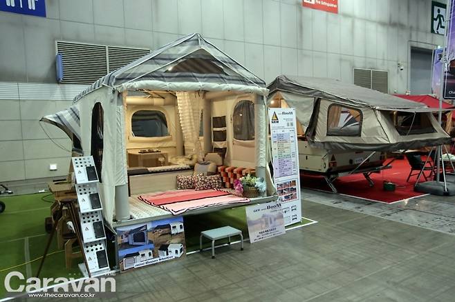 게르 붐 텐트 트레일러 외에도 다양한 텐트 트레일러들이 풍성한 볼거리를 제공하고 있다