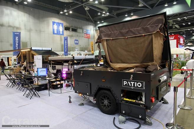파티오 텐트 트레일러는 에어 주입, 배출을 통해 쉽게 설치, 철수할 수 있다