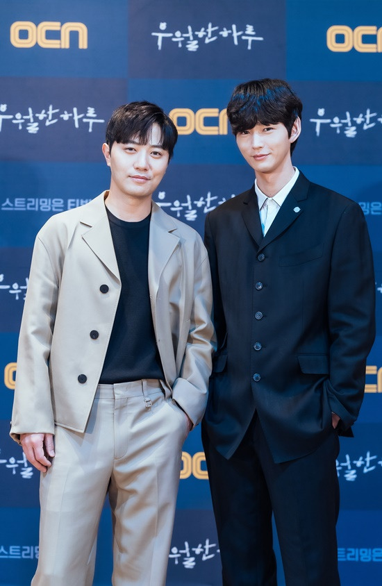 Actor Lee Won-keun plays Top Model in his first villain through a superior day.On the 11th, OCNs new drama a superior day online production presentation was held.On this day, director Cho Nam-hyung, Jin Goo, Lee Won-keun and Lim Hwa-young attended the production presentation and talked about the drama.Ha Do-kwon did not attend the production presentation due to the confirmation of Corona 19.A Superior Day (playplayplay by Lee Ji-hyung/director Cho Nam-hyung/planning studio Dragon/produced Eywillmedia) is a 24-hour runaway thriller in which only the most superior survives, with the most common man having to kill a serial killer next door to save his kidnapped daughter.In addition to the fact that a superior day is the third webtoon original drama by OCN, Jin Goo (Ho-Chul Lee), Ha Do-kwon (Bae Tae-jin) and Lee Won-keun (Kwon Si-woo) are expected to join together.Lee Won-keun is divided into the role of art killer Kwon Si-woo who believes that he is superior to anyone in the world.Lee Won-keun, who played Top Model in his first villain through a superior day, said, If I have been laughing and playing warm roles so far, the opposite Feelings have come to me attractively.The writing itself is so funny and it is happening in Haru, so it is fast. It is excellent compared to any script. About the original webtoon, Lee Won-keun said, When I first said that I was dramatizing, I knew that I knew and saw the work.I did not make any reference to it while taking a complete note, but I referred to those parts because it is similar in expressing the contents and characters of Webtoon. Lee Won-keun caught the eye by revealing he had lost weight for the role of a psychopath serial killer.Lee Won-keun said: I was wondering how I could look more vicious and worse: I was very concerned with laughing or tone of voice, unlike my previous works.I thought I wanted to hear the cheap Feelings laughing, he said. I was dry because I thought I wanted to look thin before shooting, but I lost a lot of weight.So I think that the vicious and cheap Feelings did not live more. Jin Goo, who also shared his breathing with the sub-committee, said, When I first met my senior, I was in love with the rainbow.I was really scared when I was ambassador to Hado Kwon, but I was really scared, he said. I did not mix blood, but I made it as fun as my brother.As for Jin Goo, he said, The first entertainer I saw when I was in the entertainment industry is Jin Goo, and I am new to work with him this time.a superior day will be broadcasted at 10:30 pm on the 13th.Photo: OCN