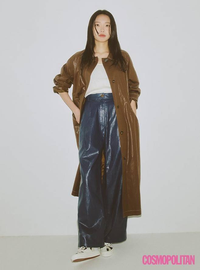 트렌치코트 26만9천원 리유니. 슬리브리스 톱 가격미정 발리. 팬츠 19만원 블러썸. 스니커즈 10만9천원 반스.