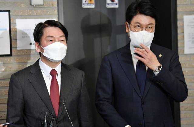 안철수(왼쪽) 국민의당 대표가 11일 서울 여의도 국민의힘 중앙당사에서 윤석열 대통령 당선인과 오찬 회동을 마친 후 취재진의 질문에 답변하고 있다. 공동취재사진 뉴시스