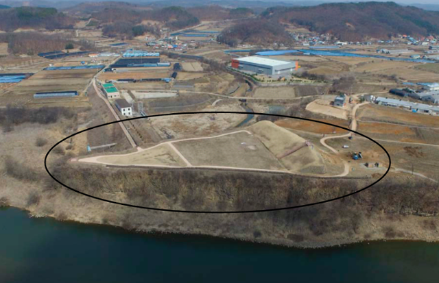 남쪽에서 본 호로고루성. 수직 단애 위 삐죽한 이등변 삼각형의 대지에 쌓았다. 서쪽보다 동쪽 땅이 더 높다. 토지박물관 제공