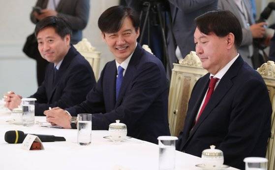 2019년 7월 윤석열 대통령 당선인이 검찰총장 임명장을 받은 뒤 문재인 대통령의 발언을 듣고 있다. 옆은 청와대 민정수석이던 조국 전 법무부장관. 청와대사진기자단