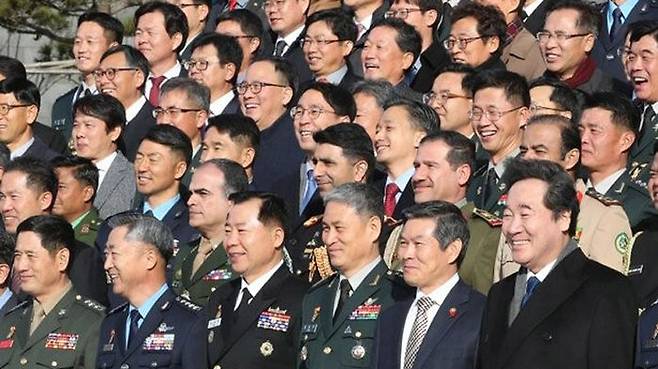 2018년 12월 국방대 안보과정 졸업식 기념촬영. 이낙연 전 총리와 함께 앞줄에 서있는 왼쪽 4명의 장군들이 차기 국방장관 하마평에 오르고 있다.