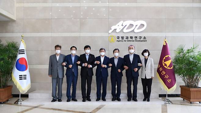 강은호 방사청장(왼쪽 세 번째), 박종승 ADD 소장(오른쪽 세 번째) 등 국방과학 책임자들