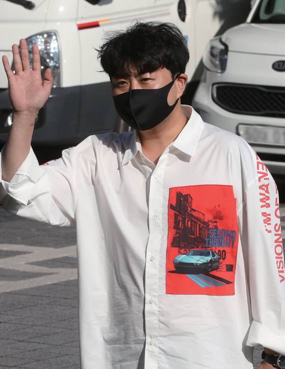 사회복무요원으로 군 복무를 시작하는 '미스터트롯' 출신 가수 김호중이 2020년 9월10일 서울 서초구청으로 첫 출근을 하고 있다.ⓒ연합뉴스