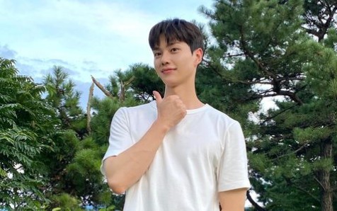 Actor Song Kangs recent refreshing and full-fledged status has been revealed.On the 12th, Song Kangs agency, Tree Ectus, officially announced on Instagram, Song Kang JTBC Meteorological Administration people are the main shooter.The weekend with Song Kang Actor is very hard! Hard.At 10:30 tonight, a picture was posted with an article titled JTBC People in the Meteorological Administration: The Head of the In-house Love Cruelty Scene.The photo shows Song Kang posing in the background of nature.Song Kang, who is wearing a white T-shirt and jeans, is showing off his boyfriends charm with a refreshing charm.Song Kang, meanwhile, is meeting with fans in the JTBC drama People in the Meteorological Administration: In-house Love Cruelty, playing Lee Si-woo.