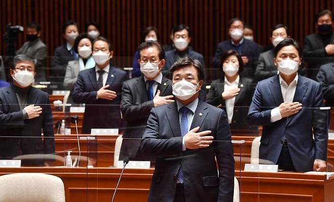 더불어민주당 윤호중 비상대책위원장과 의원들이 11일 오후 서울 여의도 국회에서 열린 의원총회에서 국민의례를 하고 있다. (공동취재사진) ⓒ데일리안 박항구 기자