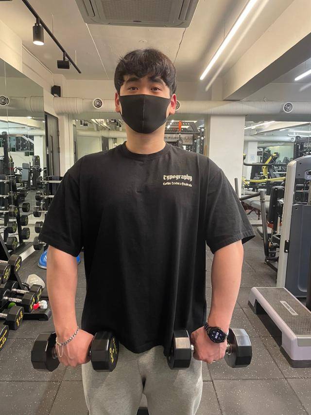 흉쇄유돌근 운동. 비욘드 피트니스 제공