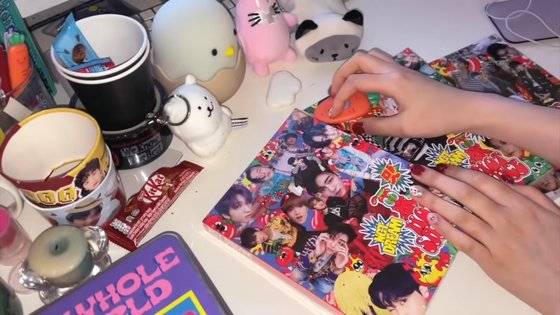 유튜브 채널 '마복필'의 'NCT 드림 앨범 언박싱' 영상의 한 장면. [유튜브 화면 캡처]