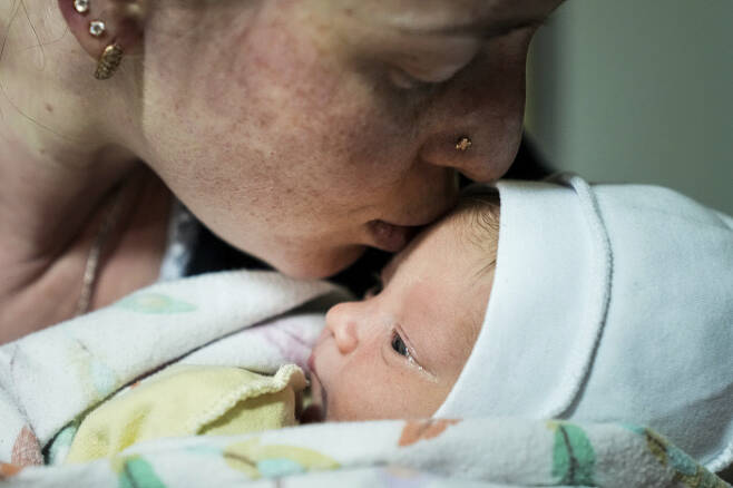 2월 28일 우크라이나 마리우폴 한 산부인과 병원 지하에서 출산한 여성이 자신의 아들에게 키스를 하고 있다. 이 병원은 전시 병동과 방공호로 사용되고 있다.  AP연합뉴스