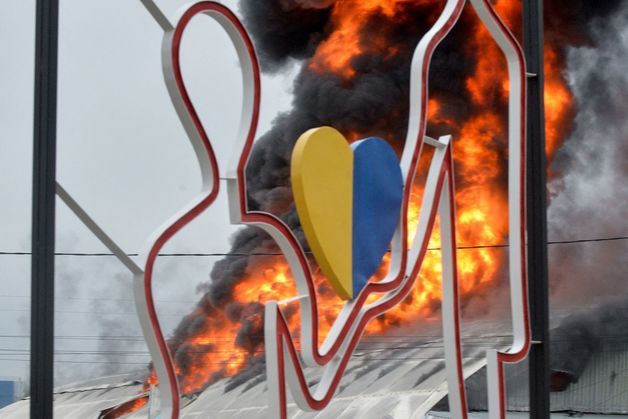 (하르키우 AFP=뉴스1) 우동명 기자 = 3일(현지시간) 우크라이나 하르키우에서 러시아 군의 폭격을 받아 건물이 불 타고 있다.  (C) AFP=뉴스1