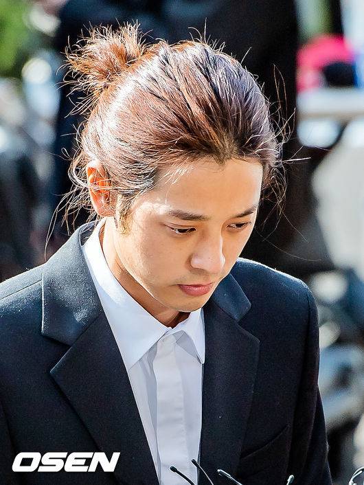 [OSEN=민경훈 기자]이 날 서울 강남 클럽 '버닝썬' 파문 속 해외 투자자 성접대 의혹을 받고 있는 빅뱅 승리와 승리 및 여러 연예인 등과 카카오톡 대화방에 성관계 영상을 불법 촬영 유포한 혐의를 받고 있는 가수 정준영, 승리와 사업파트너인 유리홀딩스 유 모 대표가 경찰에 출석에 조사를 받는다. / rumi@osen.co.kr