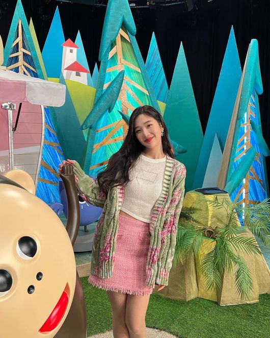 Girl group Red Velvet Joy has shown a lovely charm.Joy posted a picture on his instagram on the 13th, saying, Every Sunday at 9:30 pm, SBS TV Animal Farm.In the photo, Joy is encouraging his shooter by taking pictures at the Animal Farm studio, and Joys sense of styling is outstanding to the studio.Joy dyed the studio with a lovely charm, which was admirable for showing her subtle sexy in a lovely but see-through outfit.On the other hand, Joys Red Velvet will release his new mini album The ReVe Festival 2022 - Feel My Rhythm on the 21st.