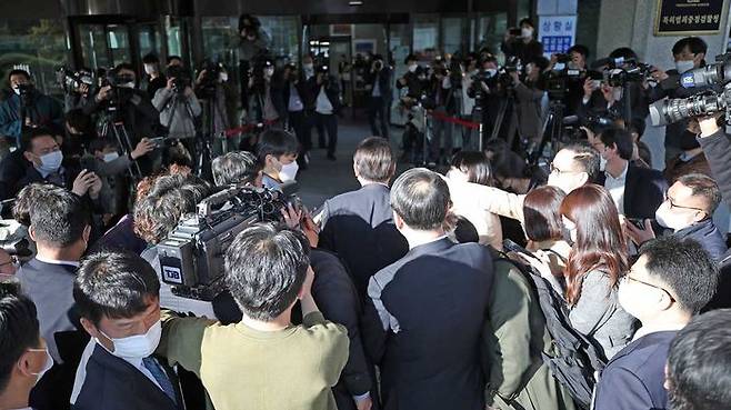 지난 2020년 당시 윤석열 검찰총장이 취재진에 둘러싸인 모습 (사진=연합뉴스)