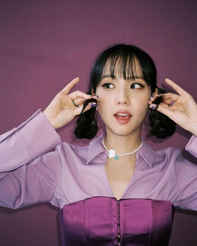 Girls group BLACKPINK (BLACK PINK) member JiSoo released a cute doll-like appearance.JiSoo posted photos on his social network service (SNS) on the 13th with an article entitled The Best Like.JiSoo made all the faces from serious expressions to laughing expressions, making the photos more colorful.In particular, JiSoo braided with a bifurcation head and showed a different style from the goddess head that he had shown.This made JiSoos distinctive features more prominent, capturing the attention of those who show more beauty than dolls.In another photo, JiSoo gathered his braided hair and made it into a dumpling head and emanated a cute charm.Meanwhile, JiSoo returned home through Incheon International Airport after finishing the national prestige through Paris Fashion Week on the 8th. JiSoo will be engaged in BLACKPINK comeback.