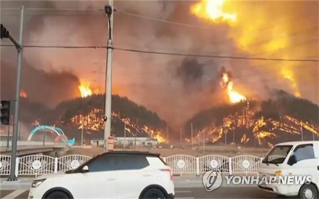경북 울진 산불…원전 보호 위해 산불확산 차단제 긴급투입 (서울=연합뉴스) 울진 화재 모습. 2022.3.4 photo@yna.co.kr