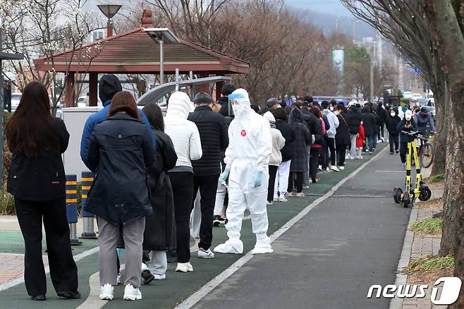 14일 오전 경북 경산시보건소 선별진료소를 찾은 시민들이 코로나19 PCR(유전자증폭) 검사를 받기 위해 길게 줄지어 차례를 기다리고 있다. 2022.3.14/뉴스1 © News1 공정식 기자