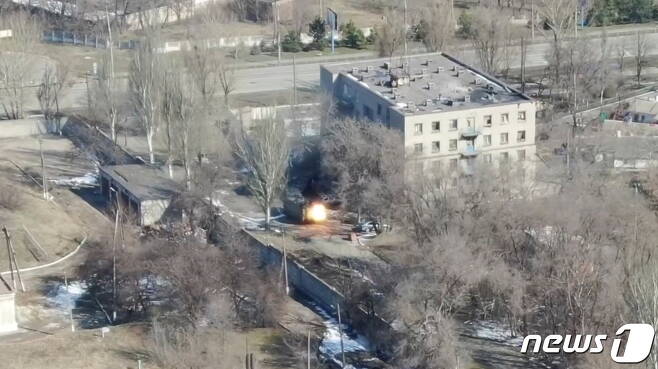 13일(현지시간) 우크라이나 남부 도시 마리우폴에서  장갑차가  총을 쏘고 있다. 2022.03.13/news1 © 로이터=뉴스1 © News1 김민수 기자