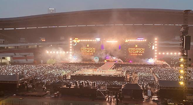 방탄소년단 팬들이 13일 서울 공연을 관람하고 있다. /연합뉴스