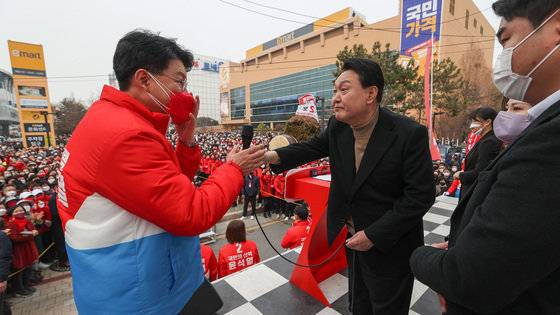 윤석열 국민의힘 대선 후보가 4일 부산 사상구에서 열린 “최초의 문민정부 대통령 김영삼 민주정신 계승“ 선거 유세에서 장제원 의원에게 마이크를 넘기고 있다. 2022.3.4/뉴스1