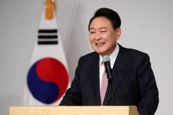 윤석열 제20대 대통령 당선인이 10일 오전 서울 여의도 국회에서 당선 인사 기자회견을 하고 있다. 2022.03.10. 사진=뉴시스