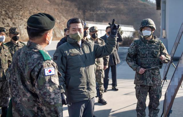 서욱 국방부 장관이 1월 육군 미사일사령부를 찾아 미사일 대응능력과 대비태세를 점검하고 있다. 국방부 제공