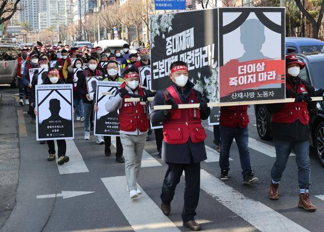 전국민주노동조합총연맹 조합원들이 지난 3일 서울 마포구 대흥동 경총회관 앞에서 여천NCC 폭발사고 진상규명 책임자 처벌, 중대재해 대책 수립을 촉구하며 여의도 방향으로 행진하고 있다. 연합뉴스