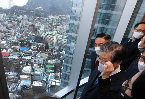 지난해 2월 변창흠 당시 국토교통부 장관이 쪽방촌 정비방안 계획발표 행사에에 앞서 서울역 인근 쪽방촌 부지를 바라보며 대화를 나누고 있다. 뉴스1