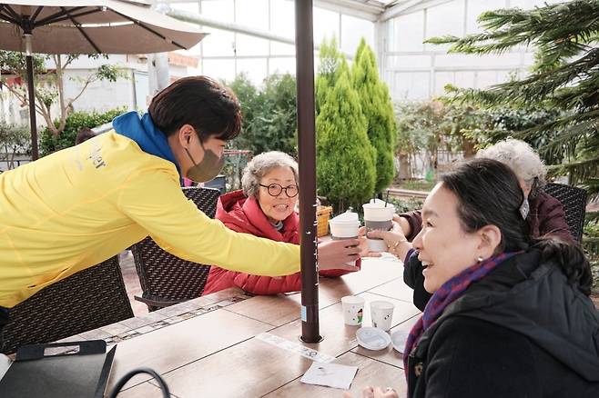 '어르신 친화 가게'로 구성한 나들이 서비스.  사진= 포페런츠 제공