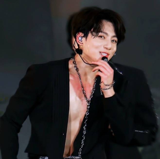 방탄소년단 정국 단추 과감히 파업..아미들에게 기쁨 선사