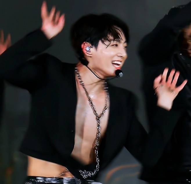 방탄소년단 정국 단추 과감히 파업..아미들에게 기쁨 선사