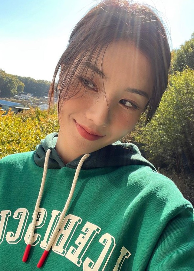 Kwon Eun-bi, a former group Izone, boasted a bright visual.On Friday, Kwon Eun-bi posted several photos on his instagram.Kwon Eun-bi has shared her latest updates in a green hoodie and shorts.Kwon Eun-bi smiled freshly in the warm sunshine, with a pure flower beauty that impressed her.Meanwhile, Kwon Eun-bi released its new song ESPER (Esper) on the 10th with the Global Fandom Platform Universe (UNIVERSE).