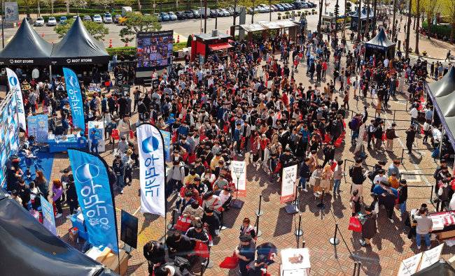 우리은행이 롤 챔피언스 코리아(LCK) 주요 경기 현장 이벤트 부스에서 결승전 티켓 제공 이벤트 등 MZ세대 우수 고객을 대상으로 마케팅을 벌이고 있다. [사진 제공 · 우리은행]