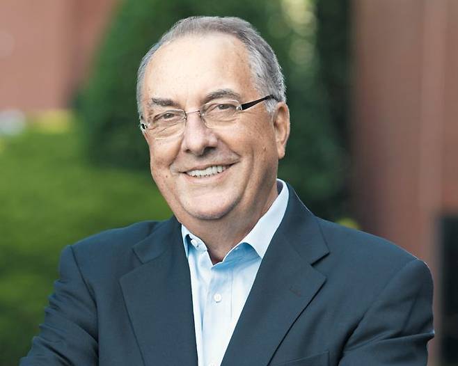 스탠리 어크 노바백스 최고경영자는 14일 본지와 서면 인터뷰에서 "노바백스 백신은 적은 부작용과 입증된 효능으로 코로나 전염병에서 중요한 역할을 할 것"이라며 "어린이용 임상도 현재 진행 중"이라고 말했다. /사진=노바백스