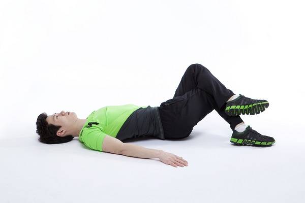 누워서 다리 꼬아서 넘기기/사진=인천나누리병원 제공